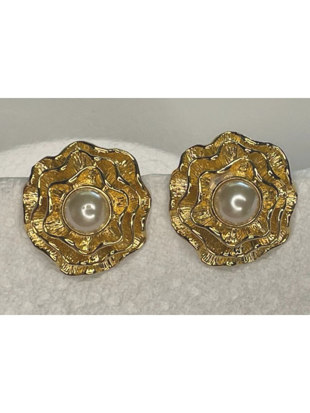 Vintage 1980s Gold Tone Heavy 1.5" Tiered Camellia Flower Faux Pearl Clip-On Ear